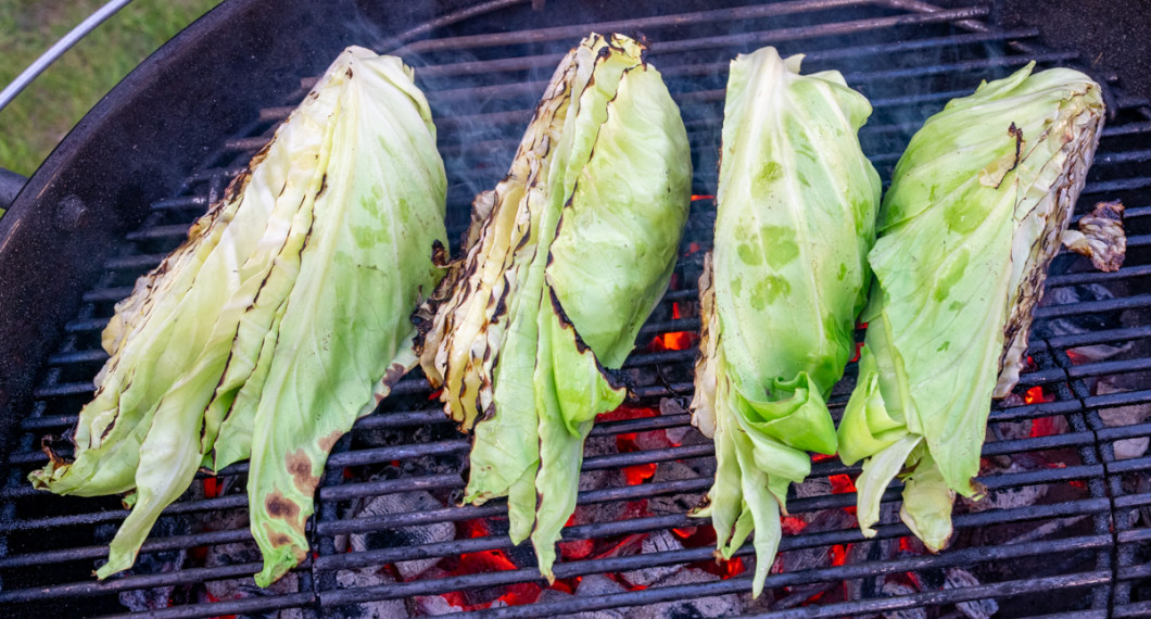 Klyftor av späd och luftig spetskål får god smak på grillen. 