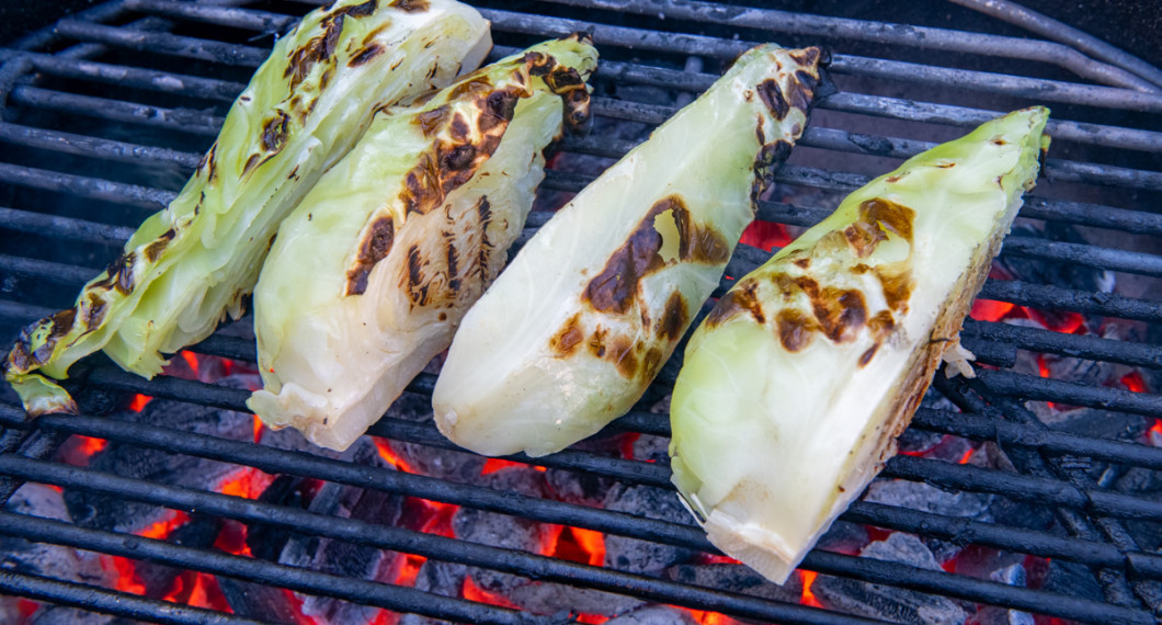 Grillad spetskål på naturellt vis med enbart olja utan marinad blir också gott. Här förkokt spetskål av den mer kompakta sorten. 