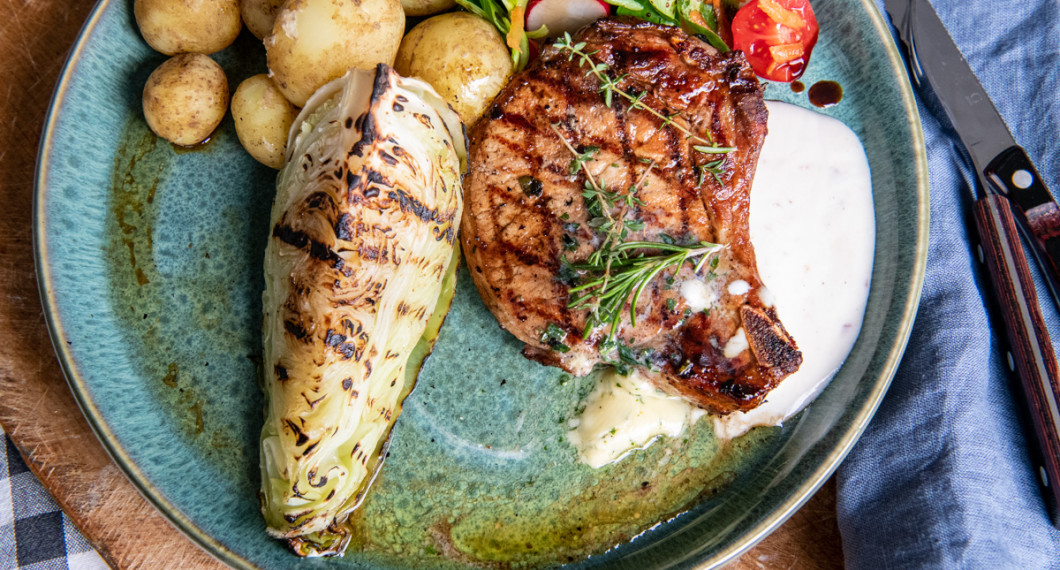 Grillad spetskål på naturellt vis med enbart olivolja och flingsalt är gott som grönsakstillbehör till det mesta. 