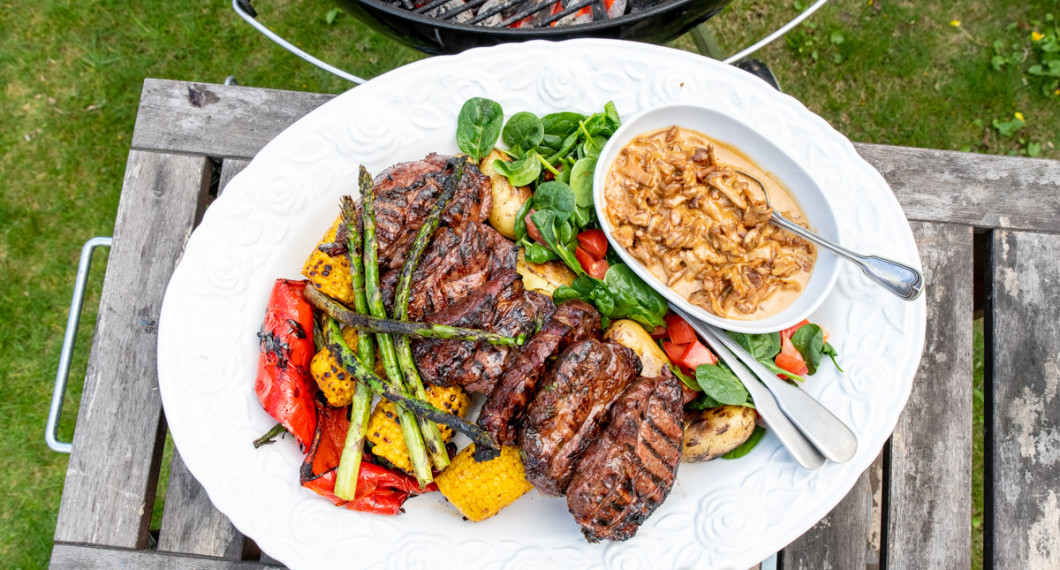 Det mesta tillagades på grillen förutom sås och sallad. 