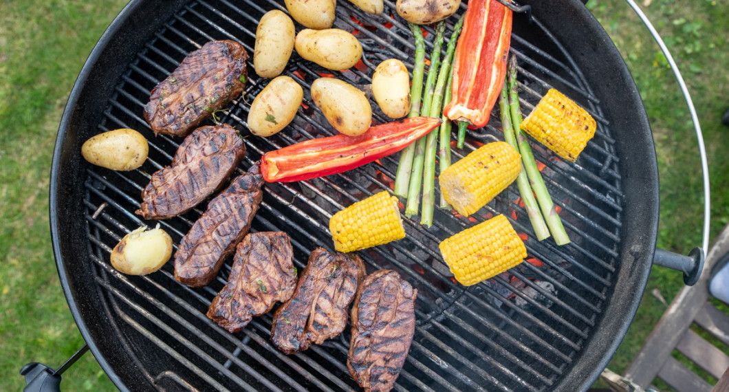 Kött och grönsaker får först yta på varmare grill