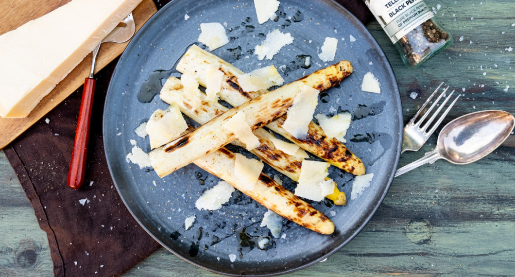 Grillad vit sparris med brynt smör, hyvlad parmesan, flingsalt och svartpeppar. 