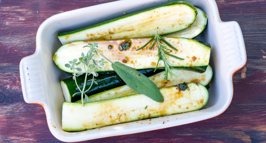 Zucchini i marinad på fat