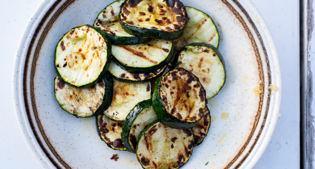 Grillad skivad zucchini blir mycket gott på enkelt vis med lite olivolja, vitlök och salt. 