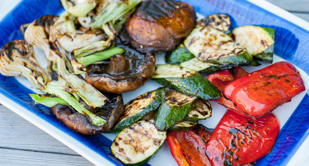 Grillade grönsaker - paprika, zucchini, portabello och knipplök är lätta att grilla. 