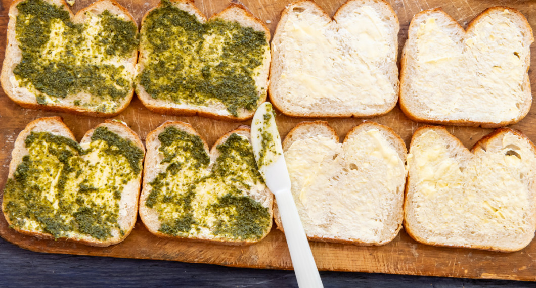 Bred allt bröd med smör eller margarin. Bred på smaksättning som pesto eller senap på hälften om du önskar det. 