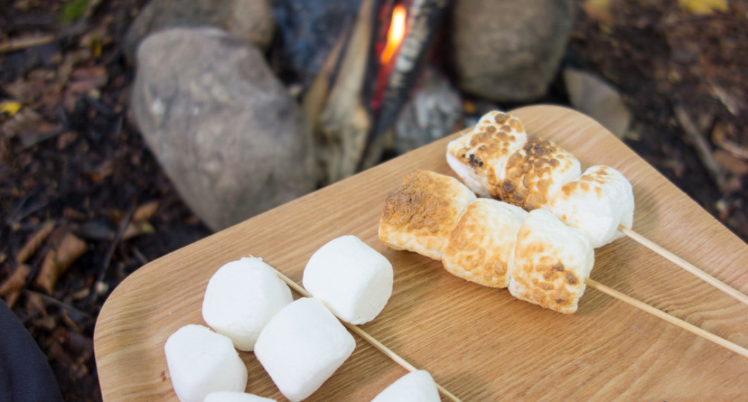Du kan trä marshmallowsen flera på varje spett eller grilla dem en i taget. De kan ej läggas på galler för då klibbar de fast. Grilla dem tills de har ljus brun färg runt om. Vänta några sekunder så de svalnat något innan du äter dem. 