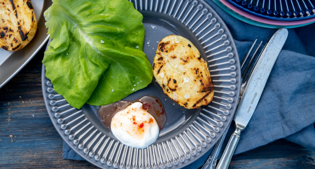 Halverade potatisar passar utmärkt att först koka och sedan ge färg på grillen till servering. 