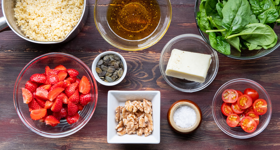 Ingredienser till grillost- och jordgubbssalladen. 