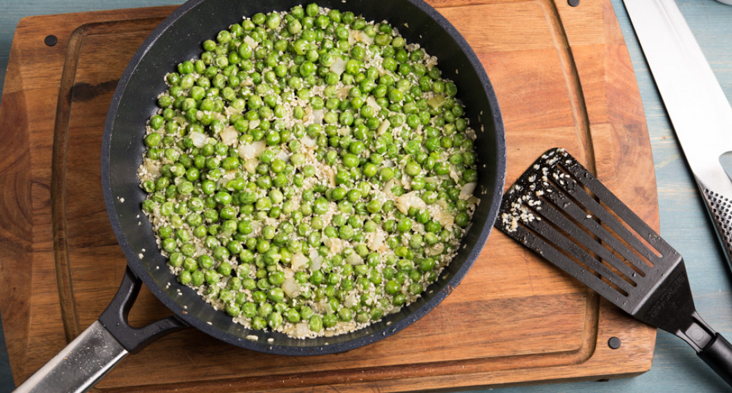 Grön ärtor frästa med vitlök, olivolja, lök, sesamfrön och avokadoolja som sedan mixas till en röra. 