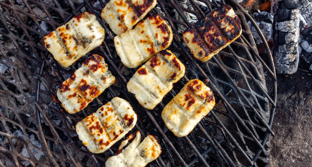 Halloumi i skivor som grillas över öppen glöd. 