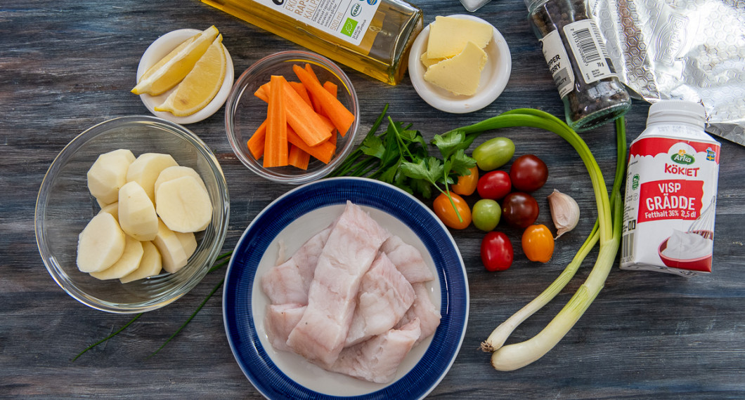 Du behöver kokt potatis, citron, morot, rapsolja, filé av havskatt, gräslök, persilja, tomater, vitlök, smör, salt, svartpeppar, salladslök, grädde och folie. 