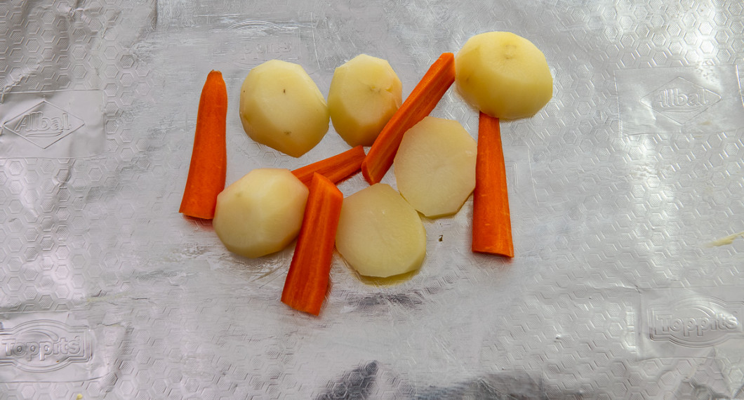 Lägg på kokt potatis i grova bitar. 