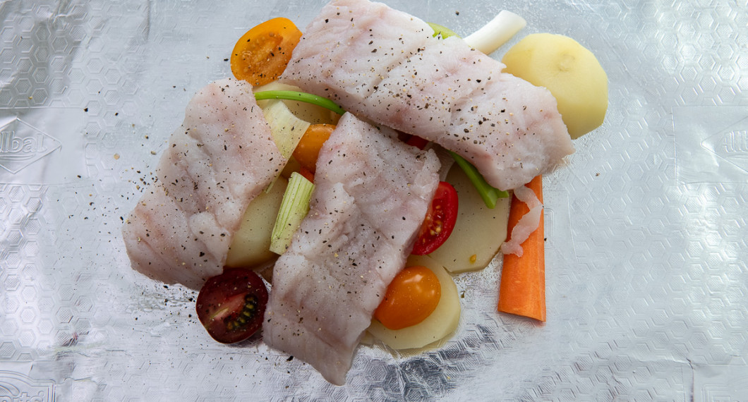 Lägg på fisken samt salta och peppra. Pressa över citron.