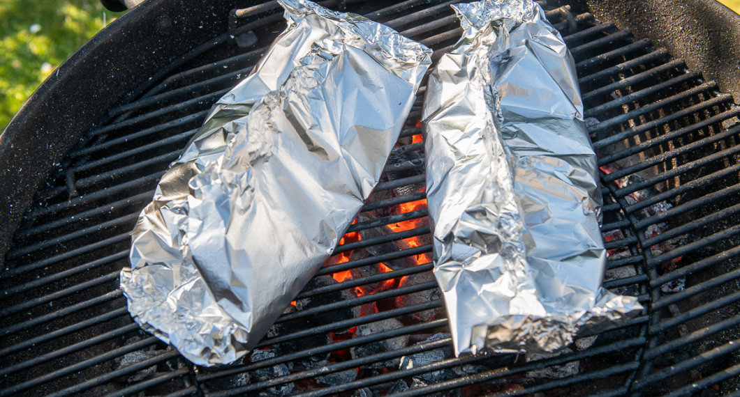 Vik ihop till foliepaket samt tillaga på grillen i 15 minuter. Eller tillaga i ugn på 220 grader i 20 minuter. 