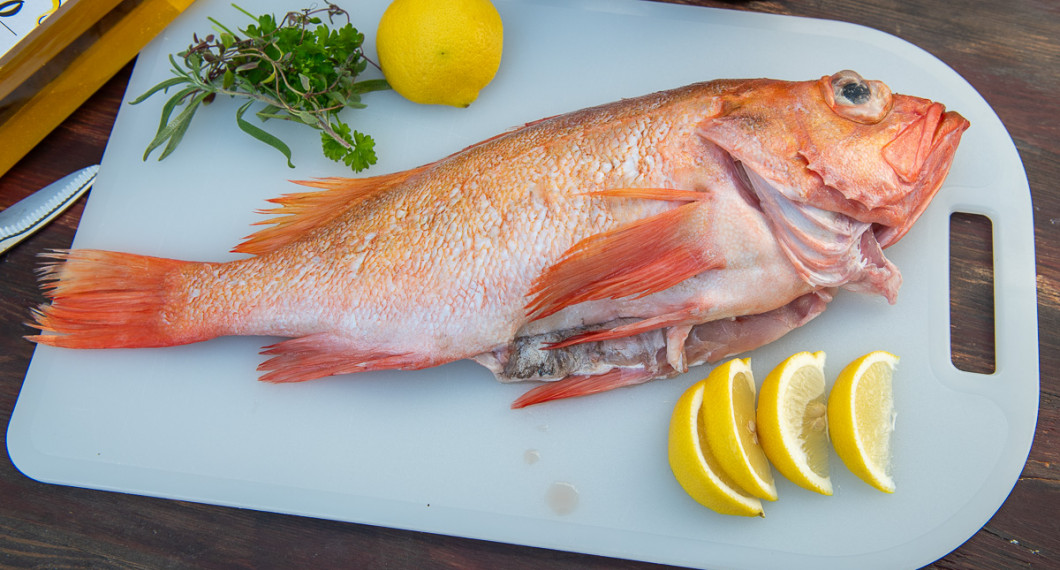 Fjälla fisken - gör det gärna utomhus då fjällen flyger. Rensa den - ta ur inälvor och skölj rent. 