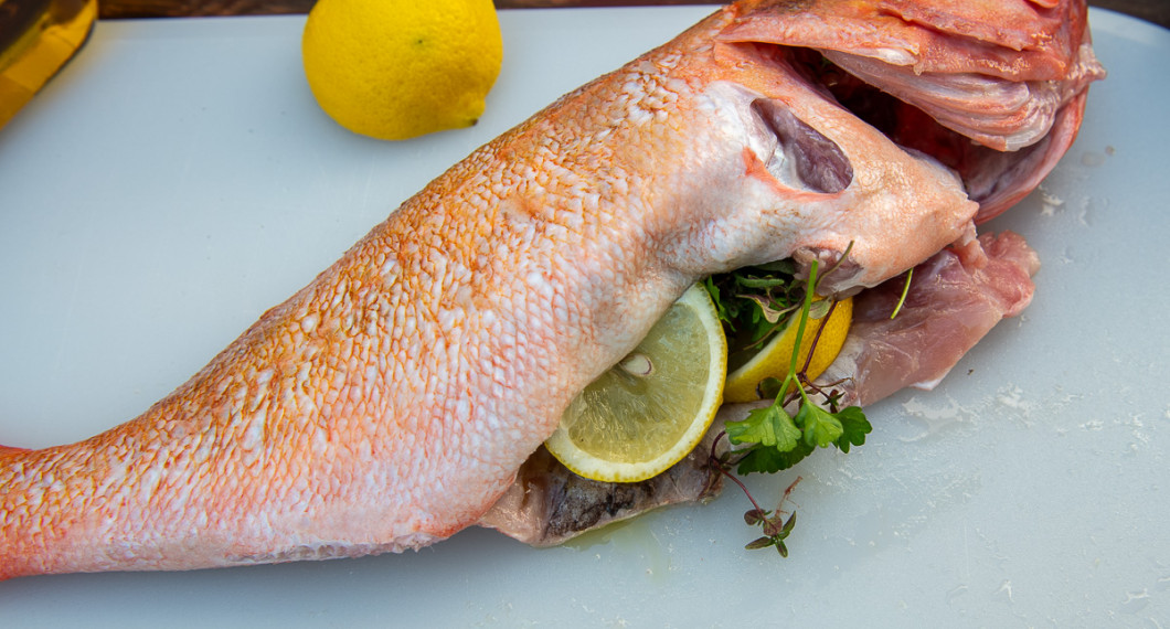 Gnid in ut och insida med salt och olivolja. Lägg i skivad citron, färska örter som rosmarin, timjan och persilja. 