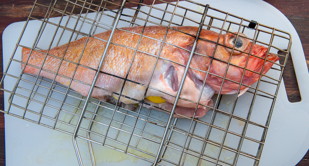 Montera fisken i ett grillhalster. 