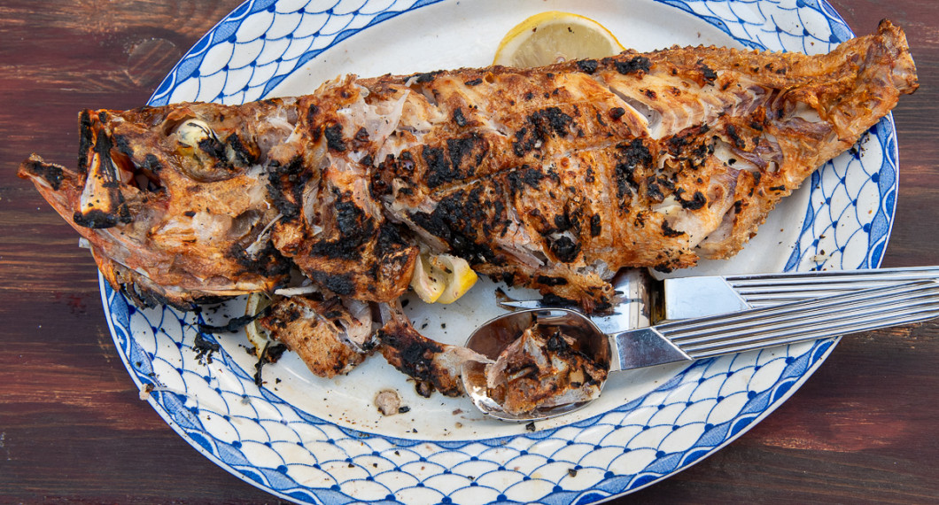 Lossa försiktigt fisken ur grillhalstret och servera på fat med önskade tillbehör. 