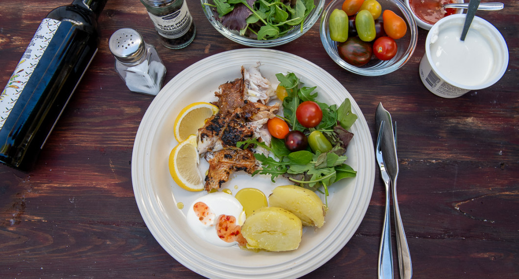 Jag serverade fisken med enkla tillbehör som kokt färskpotatis med olivolja, citron, sallad med tomat samt en sås av crème fraiche och sweet chilisås. 