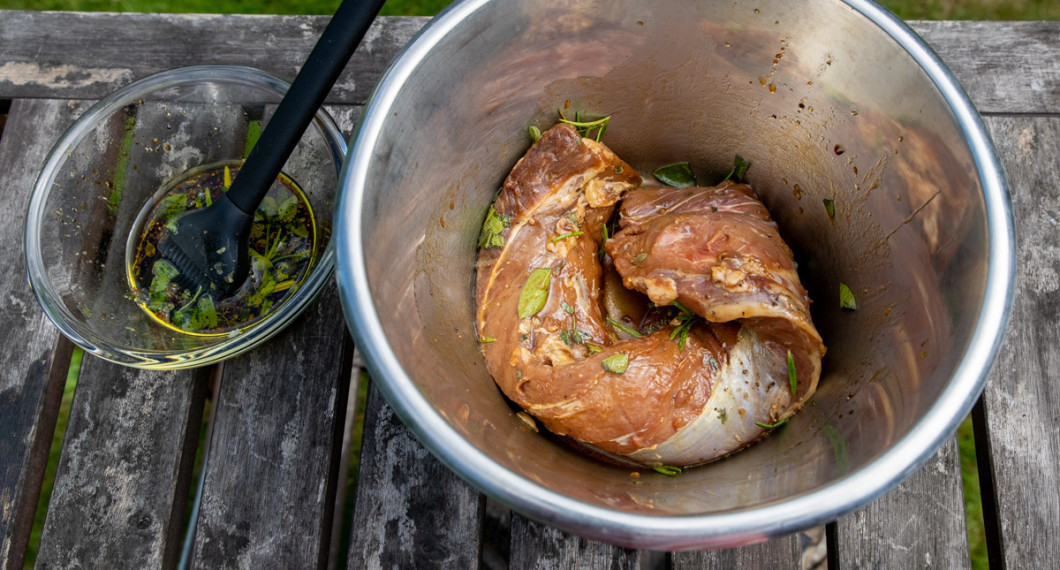 Vildsvinsytterfilén marineras i en bunke innan grillning. 