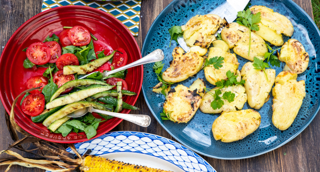 Fler förslag på tillbehör till vildsvinsfilén: sallad med grillad zucchini, tomat och babyspenat samt grillad smashad färskpotatis. 