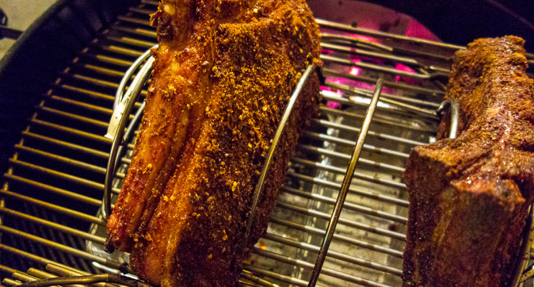 Kontrollera temperaturen så att grillen håller 120 grader genom. Lägg ev. på mer bricketter. Grilla i 3 timmar eller tills innertemperaturen är 75 grader. 