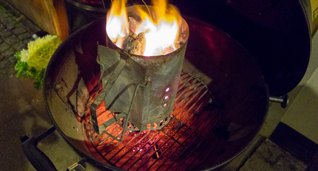 Grillen tänds med grillbricketter som håller värmen längre och jämnare. 