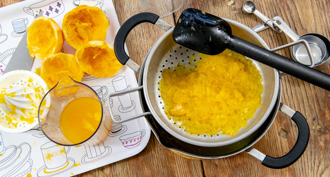 Pressad och silad apelsinjuice till saften. 