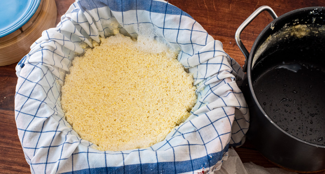 Häll av sojamjölken i en silduk eller ren kökshandduk i ett durkslag med en stor bunke under. 
