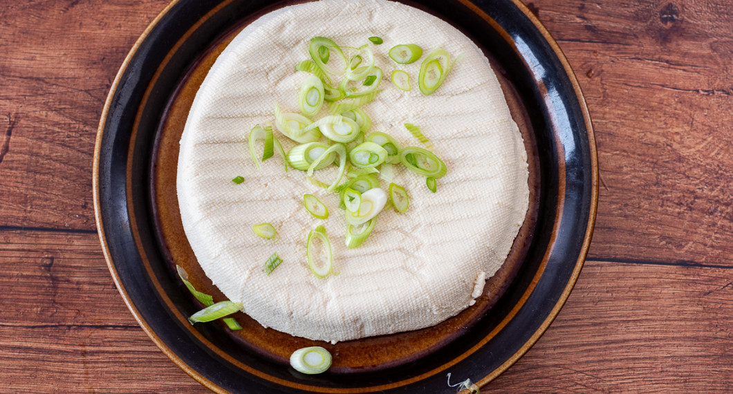 Tofu garnerad med salladslök. 