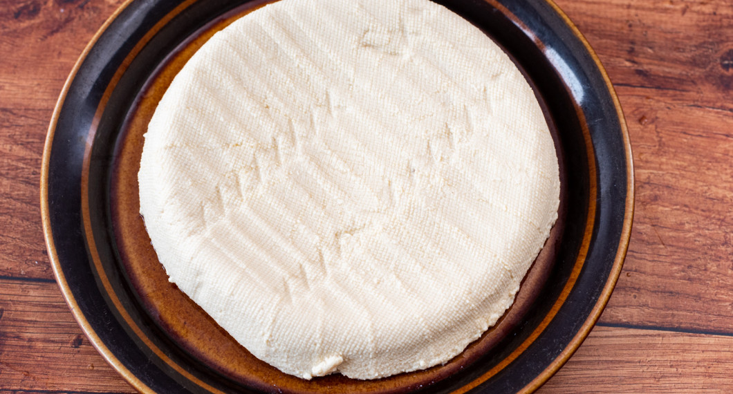 Ta försiktigt bort ostduk eller silduken och vänd upp tofun på en tallrik. Nu är den redo att ätas. 