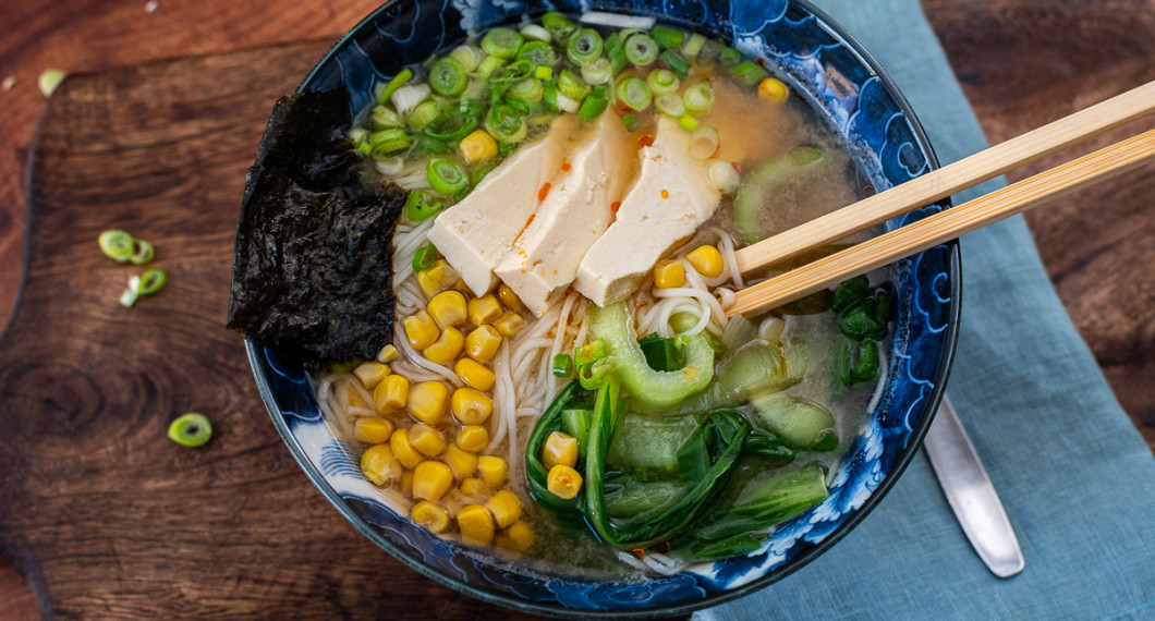 Jag serverade tofun i en misoramen soppa med nudlar, salladslök, majs, bok choy, Rayu chili- och sesamolja samt sjögräs nori. 