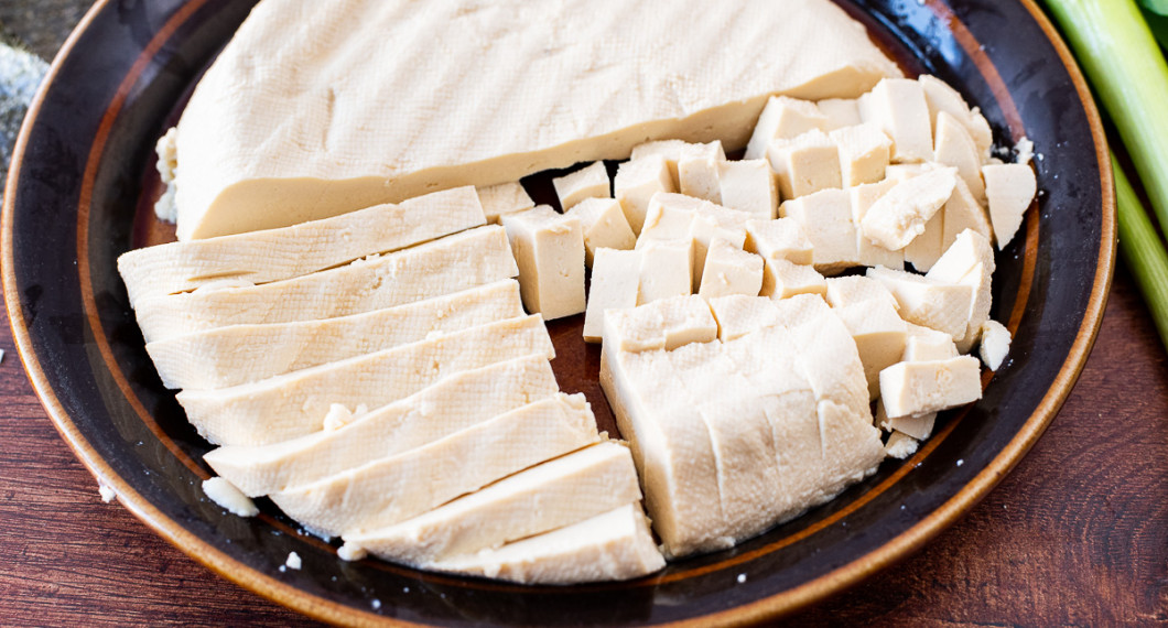 Skär upp tofun i skivor eller tärningar till servering. 