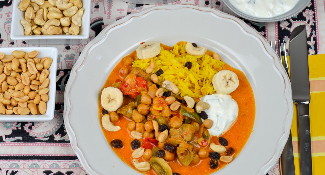 Currygrytan är god med kokt ris, matyoghurtsås, jordnötter, cashewnötter, banan och russin. 