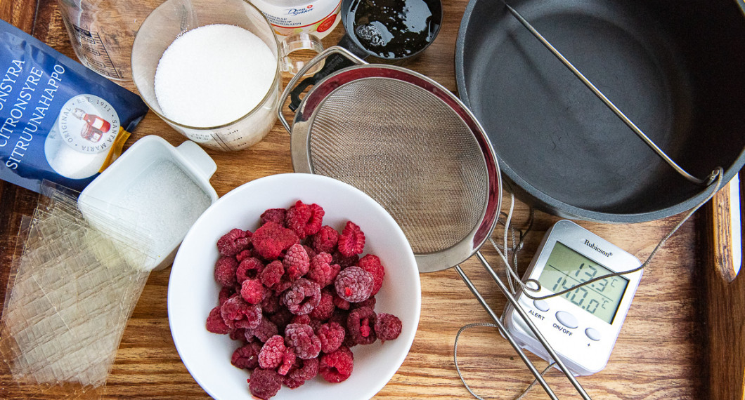 Ingredienser till geléhallon på en bricka