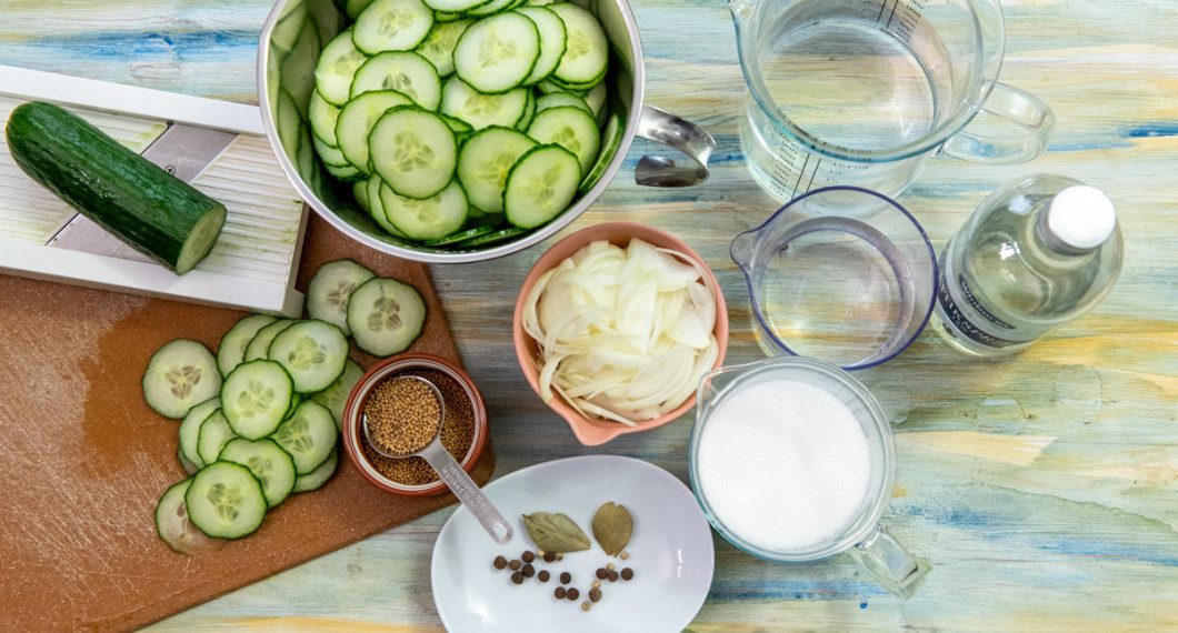 Till inläggningen behöver du slanggurka, senapsfrön, lök, kryddpeppar, vitpeppar, lagerblad, socker, ättika och vatten. 