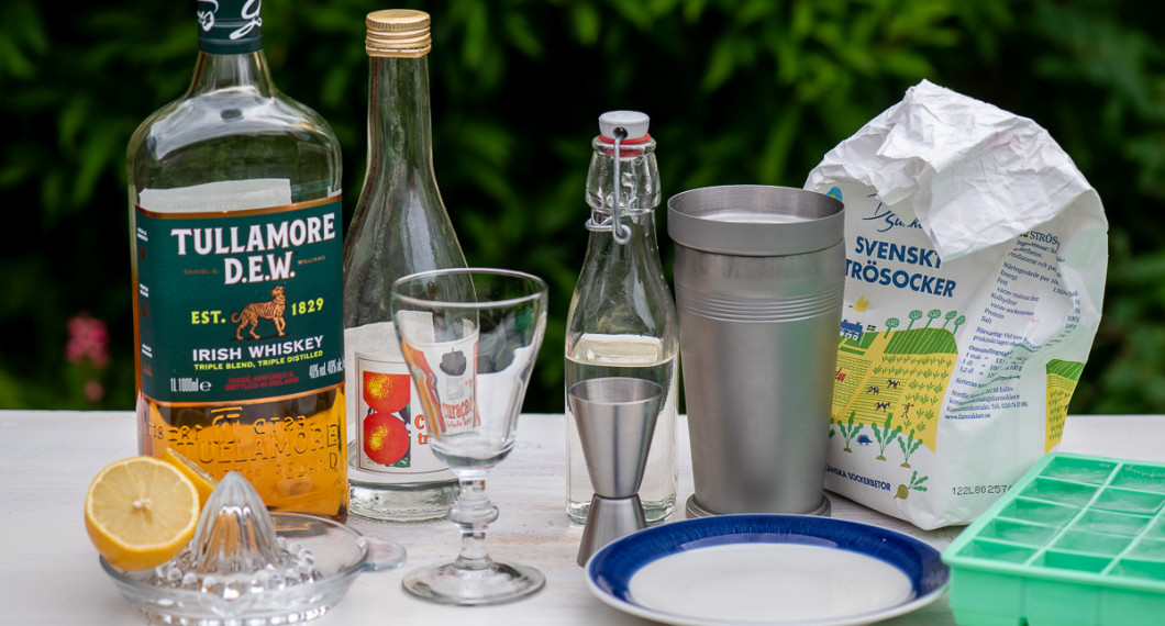 Till drinken behöver du irländsk whiskey, citron, Triple Sec apelsinlikör, strösocker till sockerrand samt is. 