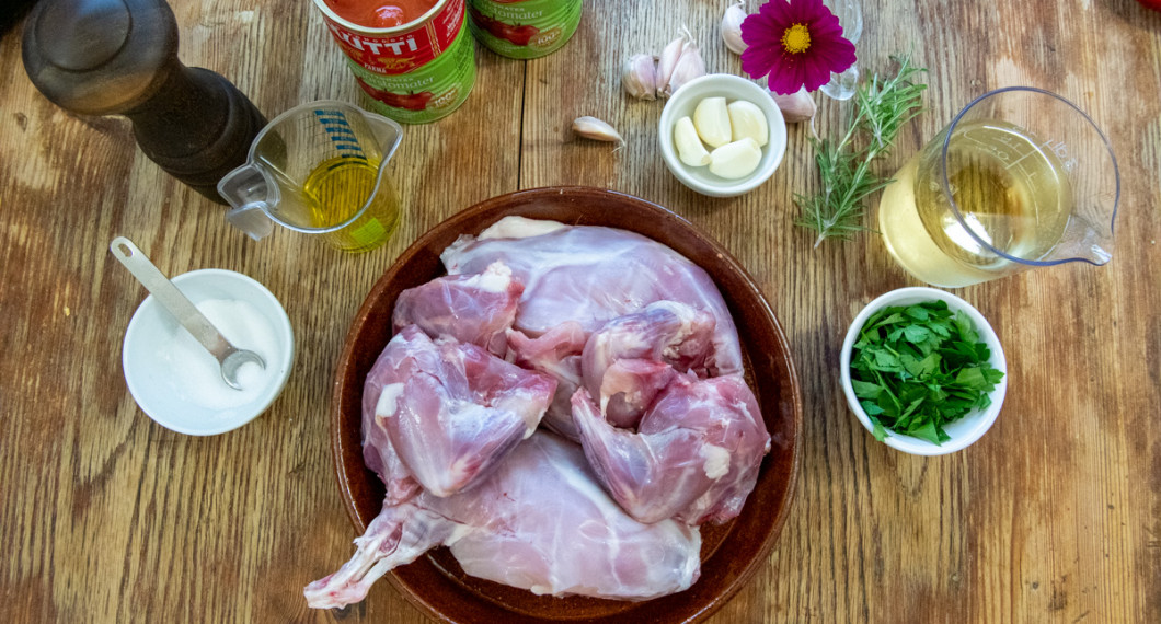 Ingredienser till kaningrytan: salt, peppar, olivolja, kaninkött i delar - kaninvingar och kaninklubba; hela cocktailtomater på burk, vitlök, rosmarin, vitt vin och persilja. 