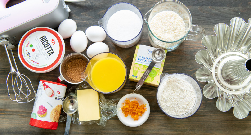 Ingredienser till kakan: ricotta, ägg, bakpulver, smör, kokossocker, vaniljsocker, rivet apelsinskal, kokosflingor och vetemjöl.