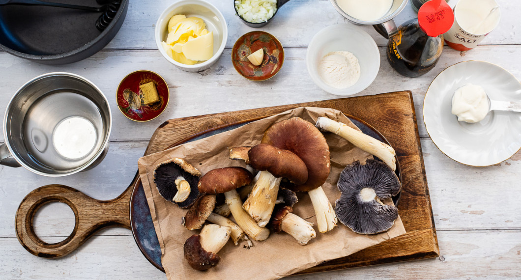 Till såsen behöver du vatten, grönsaksbuljongtärning, jättekragskivling, smör, vitlök, gul lök, grädde, vetemjöl, ljus soja, salt, svartpeppar samt crème fraiche. 