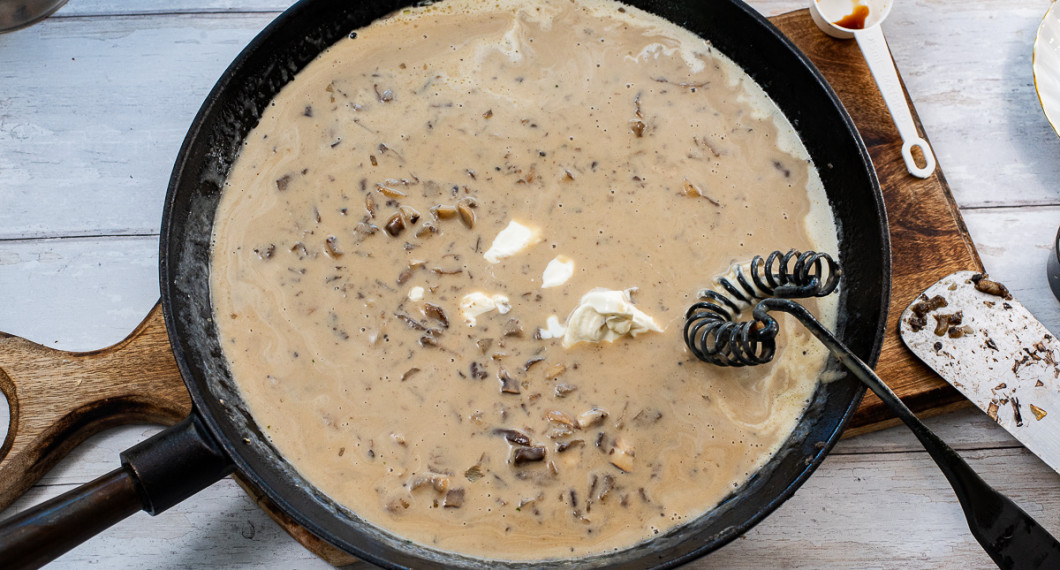 Tillsätt crème fraiche och låt såsen koka på låg värme några minuter. 