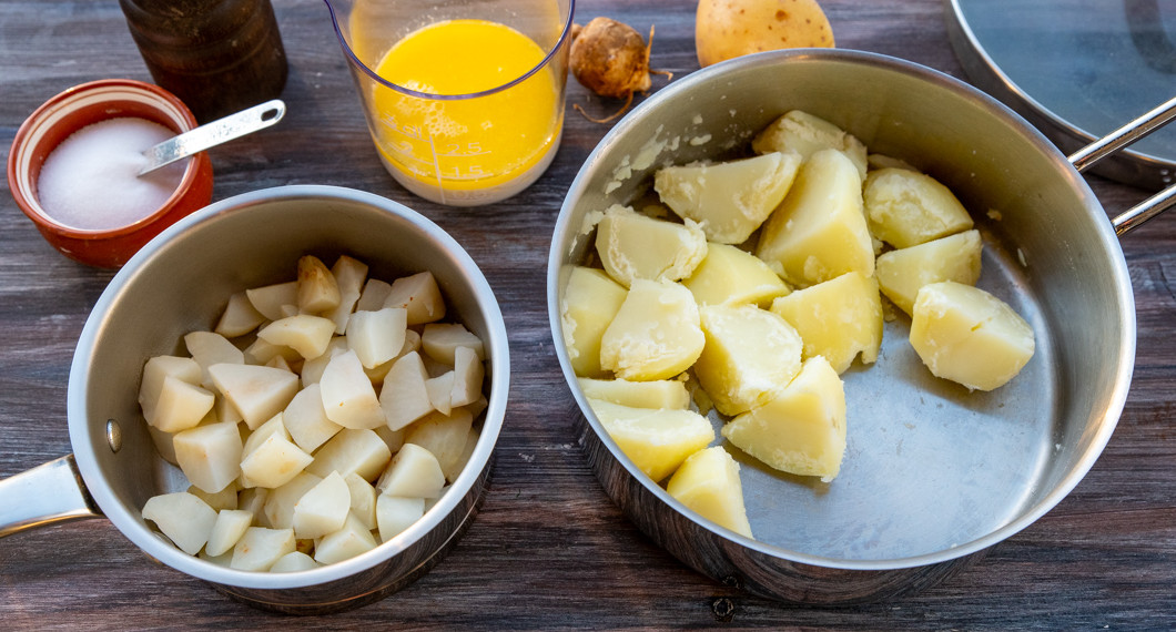 Kokta jordärtskockor och potatis i bitar blandad och mosas med smält smör och mjölk. 
