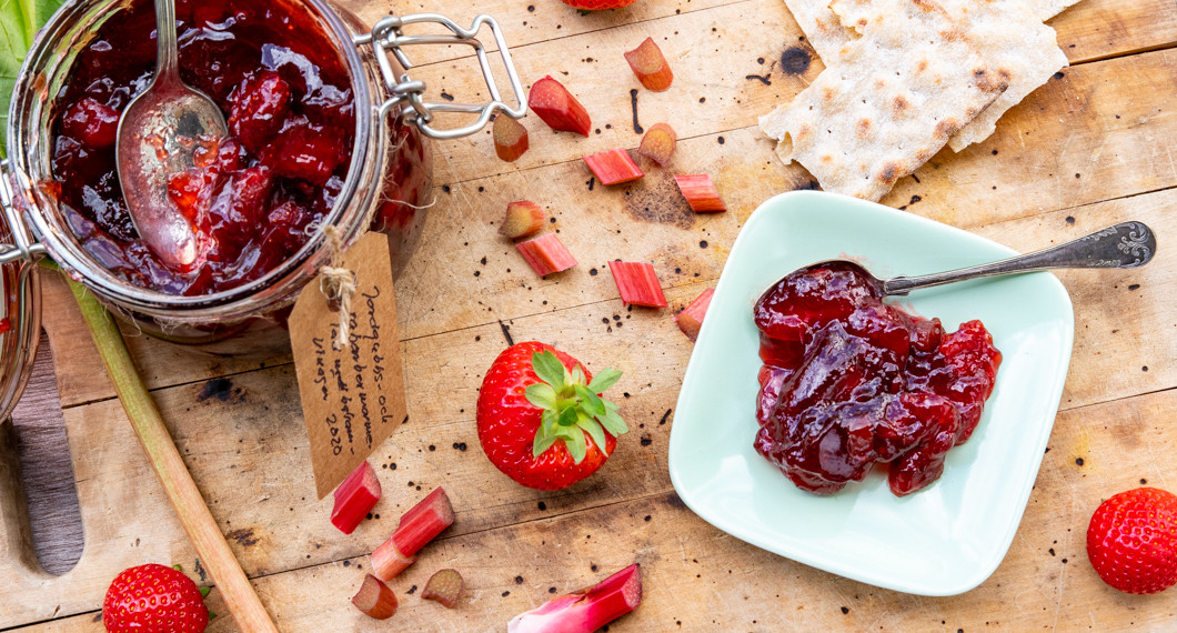 Jordgubbs- och rabarbermarmelad på skärbräda