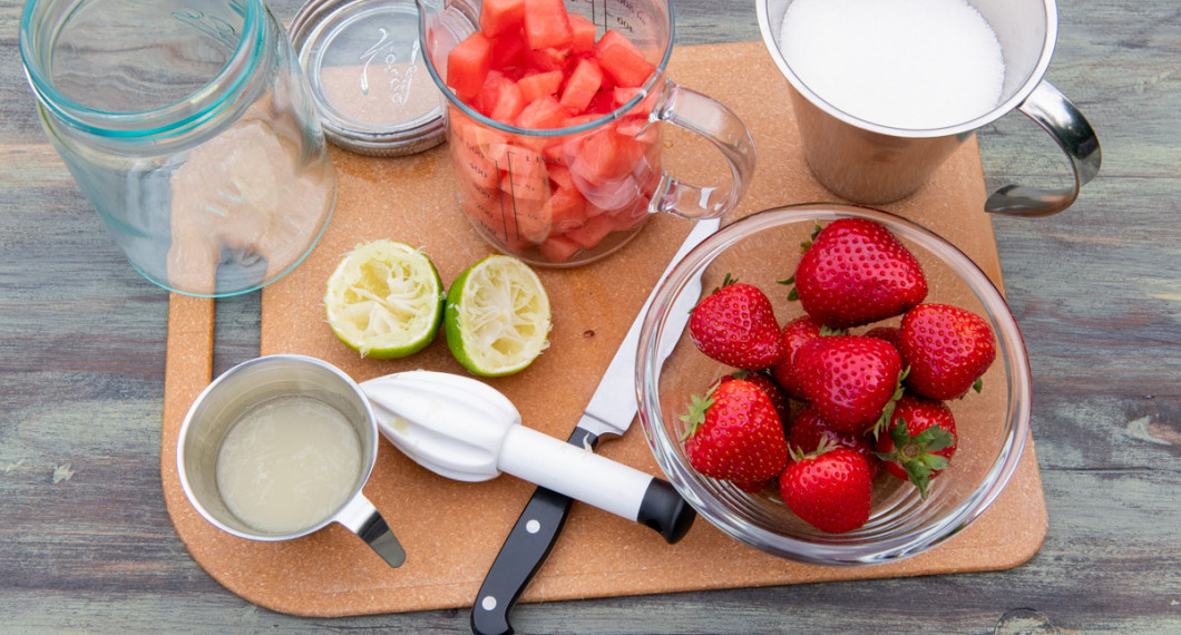 Ingredienser till sylten: jordgubbar, färskpressad lime, syltsocker och tärnad vattenmelon. 