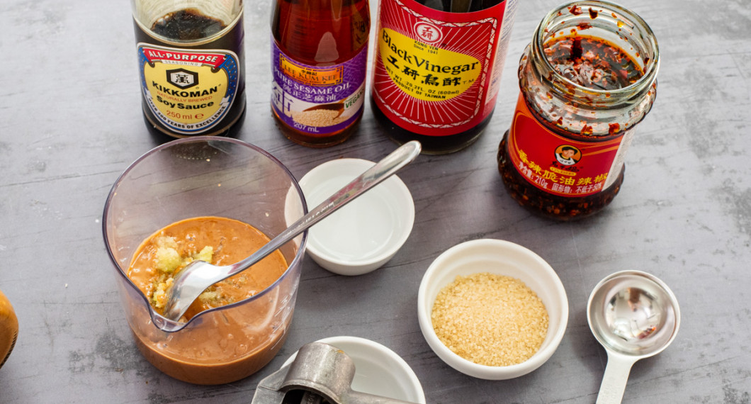 Till dressingen hade jag crunchy jordnöttssmör, pressad vitlök, ljus soja, sesamolja, svart vinäger, crispy chili oil, vatten och socker. 