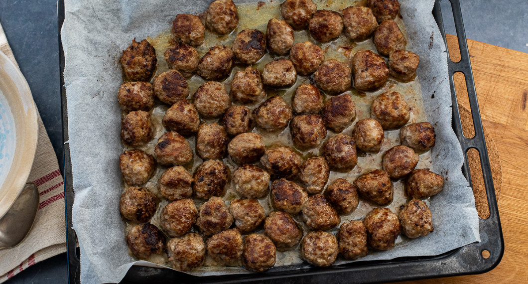 Laga färdigt alla köttbullar i ugnen på 175 grader vanlig ugn i ca 15 minuter. 