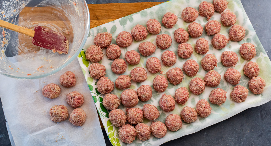 Rulla köttbullar av smeten och lägg på en bricka med bakplåtspapper under. Jag fick ut 61 köttbullar. 