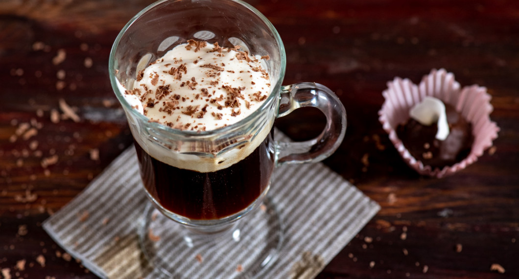Kaffe med päronkonjak serverad med riven choklad och Bountyboll vid sidan. 