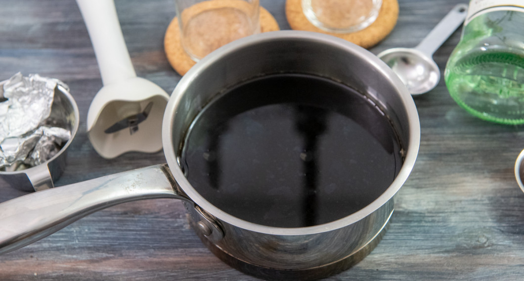 Tillsätt varmt kaffe och rör eller mixa med stavmixer tills chokladen löst upp sig. 